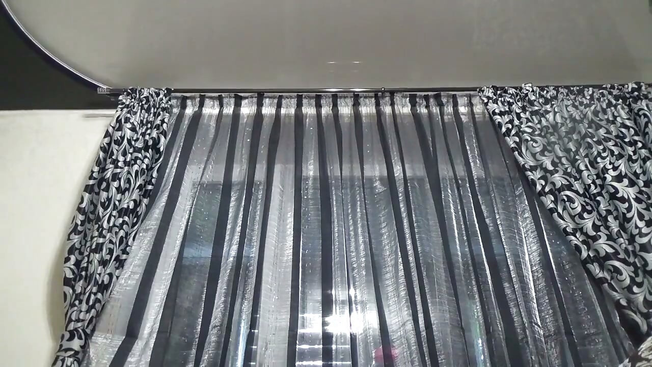Jag kommer att dölja din lilla kropp för min flickvän annars kommer hon att krossa dig!