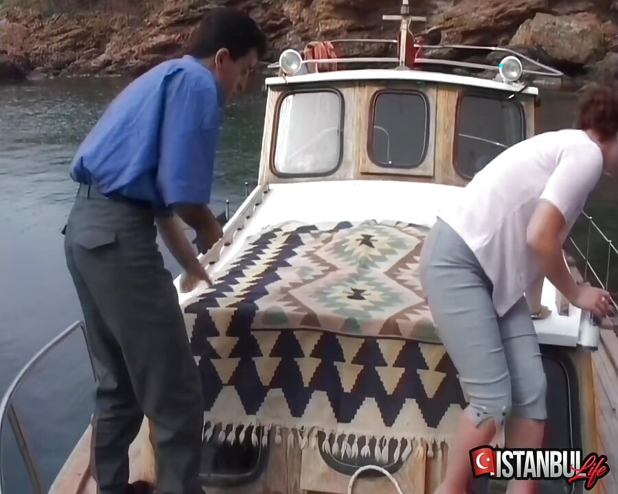 Ahmet e Selma fodem ao ar livre em um barco turco