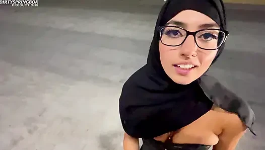 Istri muslim dientot di tempat parkir mobil