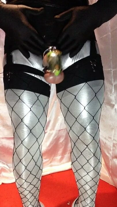 SISSY BITCH IN SILVER AND BLACK SHOW PLAYS FUCKING COCK AND
