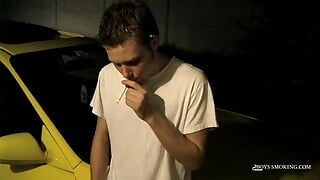 Gay adolescente acariciou seu pau latejante enquanto fumava um cig