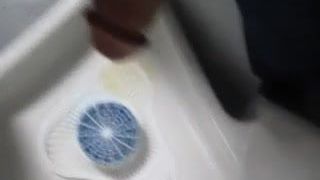 Jacking in un bagno pubblico