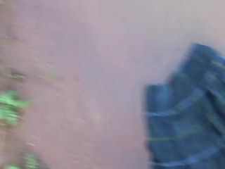 Saia de tartã verde 2 em poça de lama