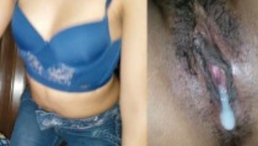 Brunetka nastolatka w obcisłych dżinsach zostaje wypełniona owłosioną cipką