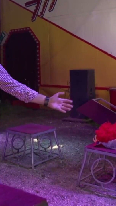 Im Zirkus Conny fickt den Clown | Clip 1