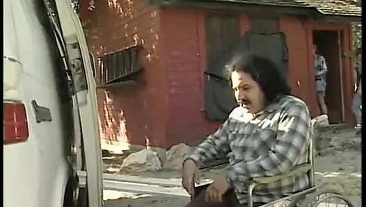 İki adam sürtük sarışının bir makine tarafından amından sikilmesini izliyor