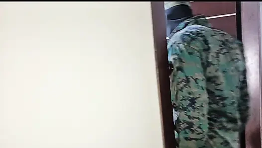 Wanita selingkuh dari pacarnya dengan seorang tentara - video rumah