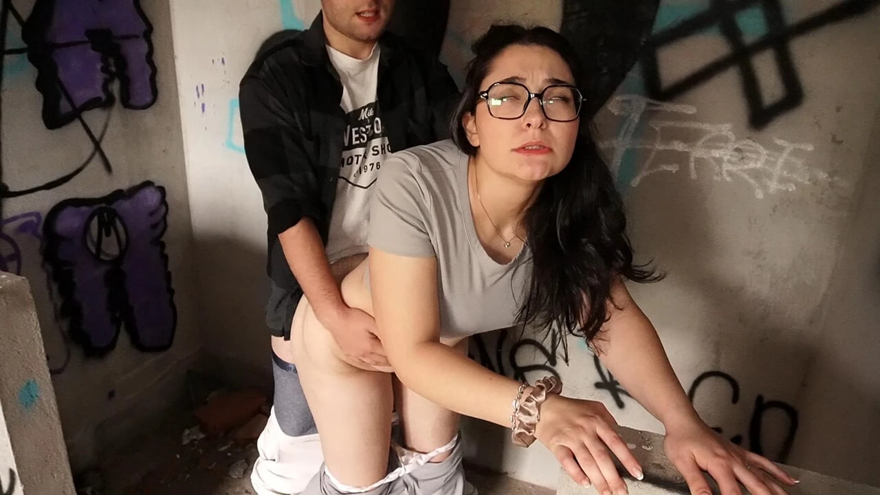 🔥 SEXO PÚBLICO EN CASA ABANDONADA… ME CORRO DENTRO DE ELLA