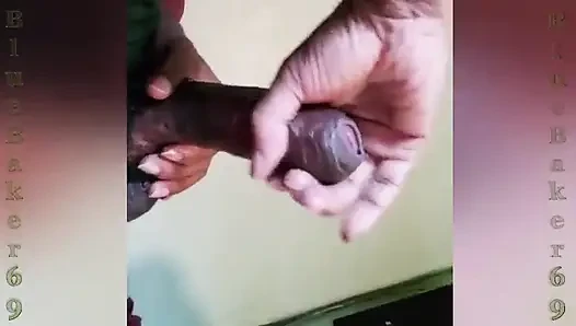 Büyük ucuz sünnetsiz yarağıma mastürbasyon yapıyor ve boşalıyor