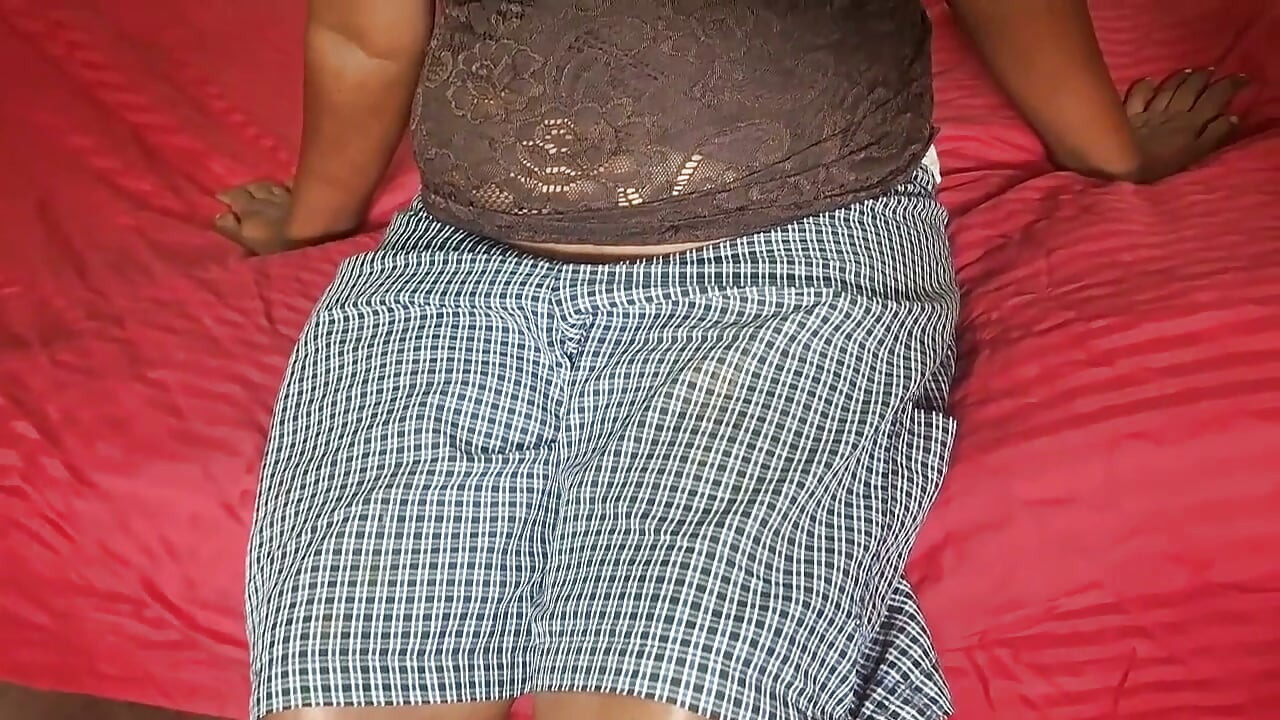 Femme de ménage excitée dans la chambre, tellement sexy