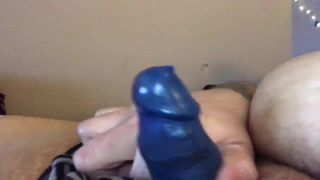 Fetter Schwanz und blaue Kondome