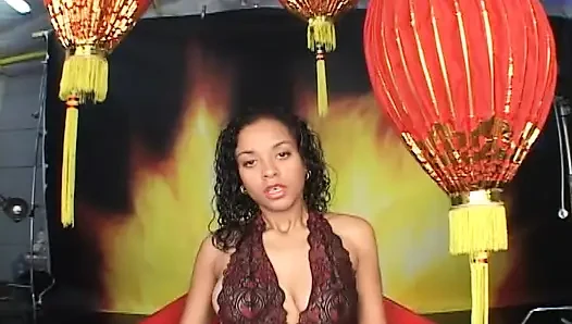 Junges schwarzes teen gibt einem weißen harten schwanz einen erstaunlichen blowjob