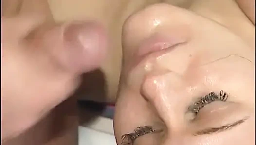 Рыжая милфа любит хорошую шпилку и камшот на лицо в крытый бассейн