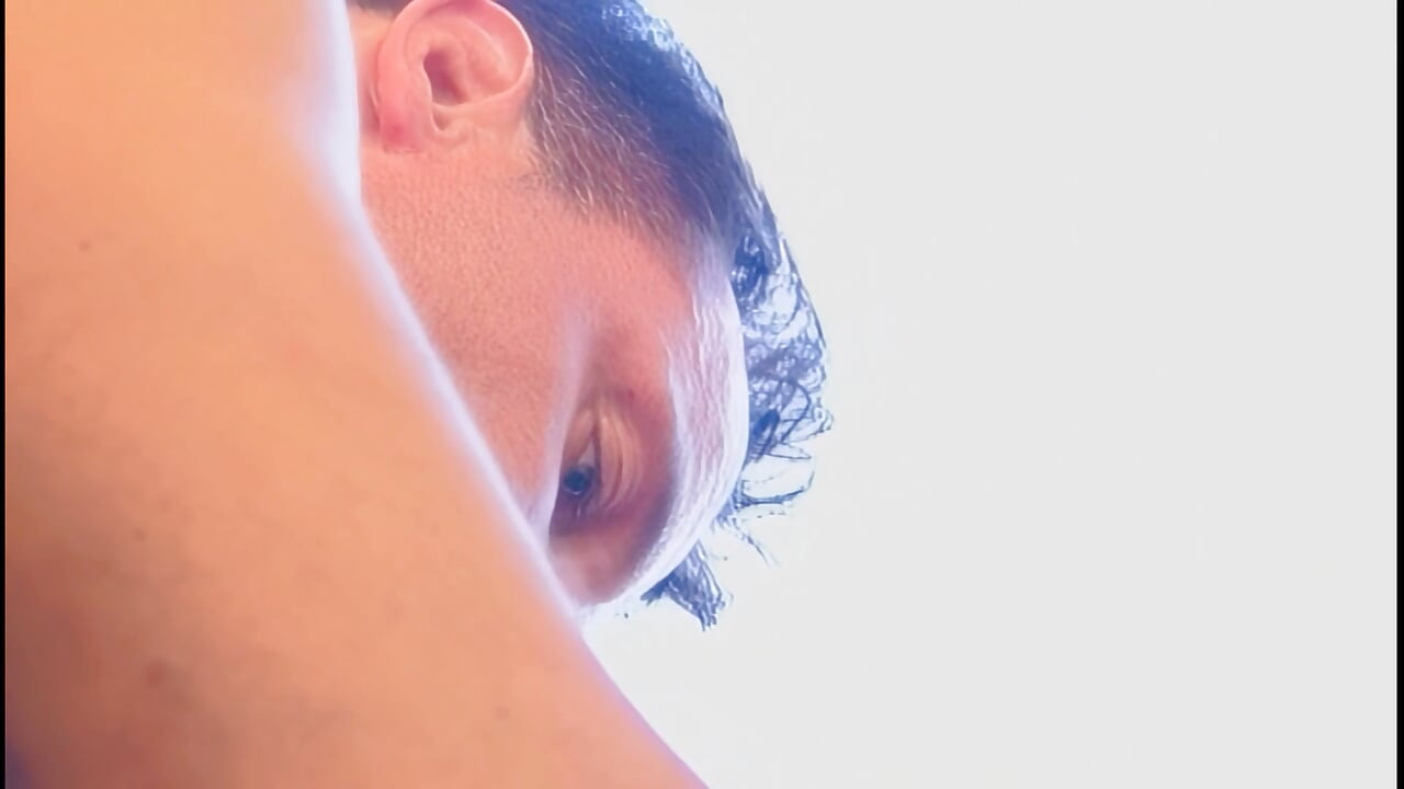 Η γειτόνισσα μου δείχνει τα νέα της καυτά βυζιά και γαμιόμαστε αμέσως