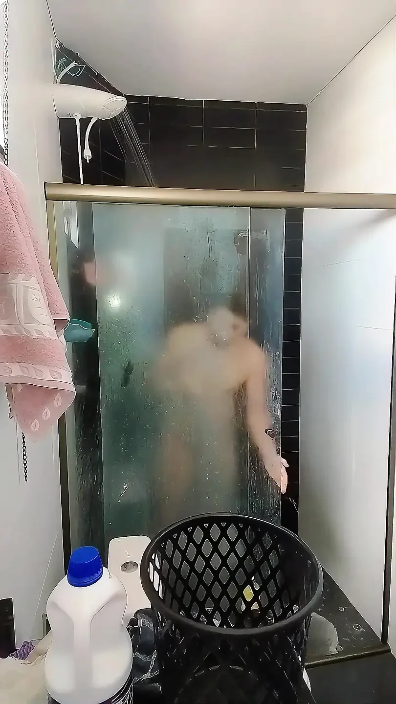 在他的妻子到达之前，我被已婚男人羞辱打扫他家的浴室。