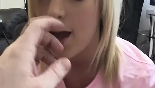Cewek sange rambut pirang lagi asik nyepong dan pamer memeknya - closeup