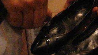 Fată cu pantofi cu pompe uzate clasice negre