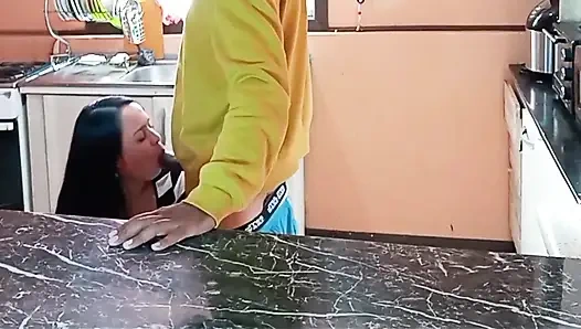 Мачеха получает неожиданный трах на кухне от своего пасынка, табу секс