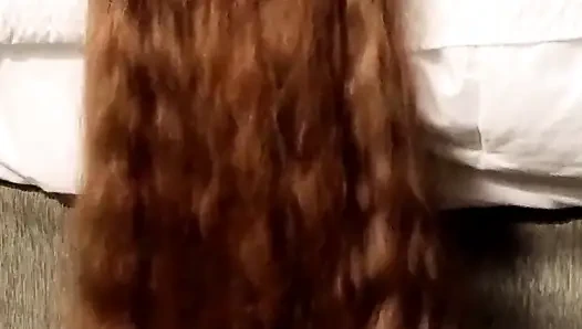Uzun kızıl saçımla sikiliyorum yerde zıplıyor ve sallanıyor - saç fetişi videosu