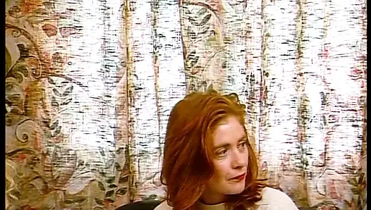 Красивая крошка с короткими волосами лижет мокрую пизду на кастинге.