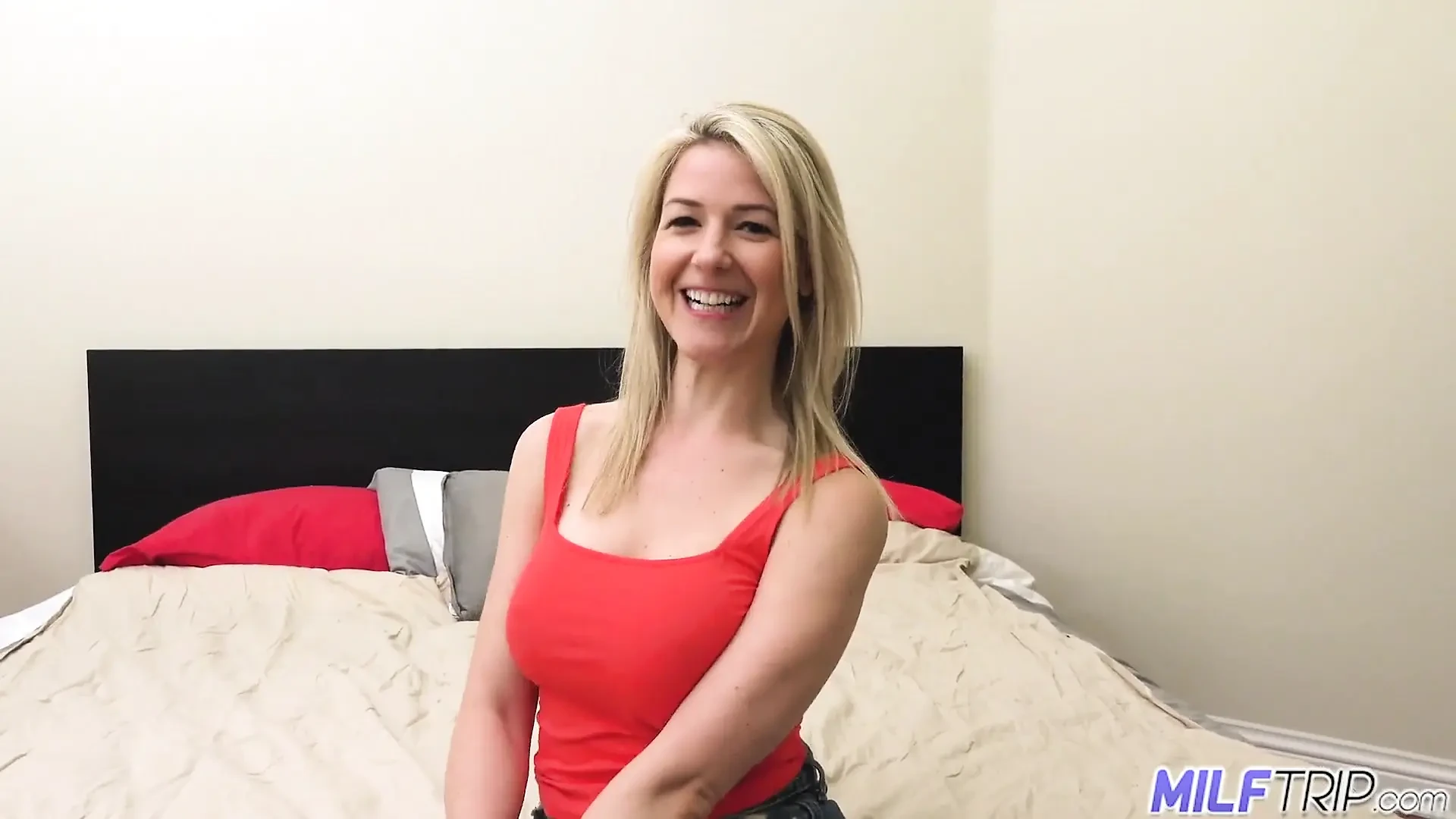 Athletic blonde MILF Kit Mercer drains cock