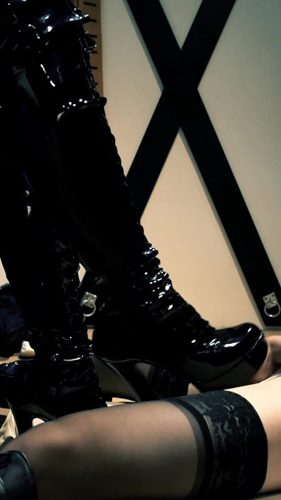 Ballbusting con botas de tacón alto