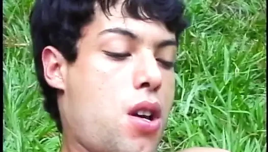 Dua pria terangsang tidak bisa menolak untuk bergabung dengan pasangan cantik Brasil bermain di halaman