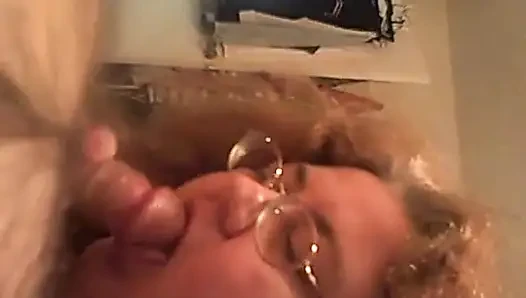 Vicki si suster semok kulit putih nyepong kontol pacar lamaku