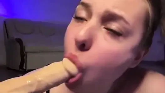 Bbw jucielussie sutting on cam and sucking dildo