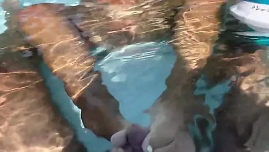 Blowjob di kolam renang dan kemudian kami pulang ke rumah untuk melanjutkan