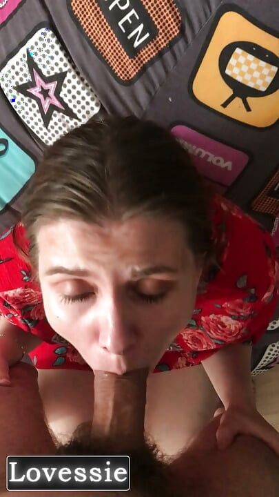 Una hermosa milf con un vestido rojo chupó la polla de su vecino en el balcón y lo invitó de vuelta a su lugar - Lovessie