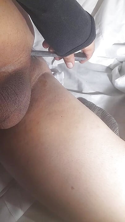 Waria ngentot dirinya sendiri. Sulit untukku