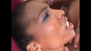 Une trans noire sexy se fait sucer et baiser