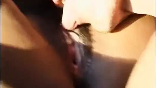Kontol threesome hitam dan putih mengisap memek menjilati memek