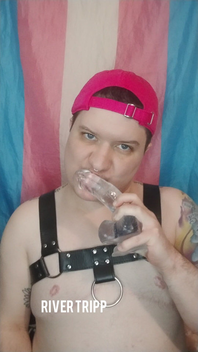 Homem trans a chupar um dildo