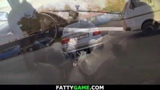 Grubas z dupą odbiera kierowcę samochodu do seksu