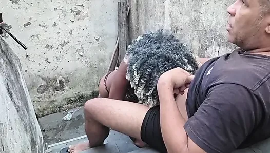 Menikah selingkuh dengan memberikan pantatnya di tangga