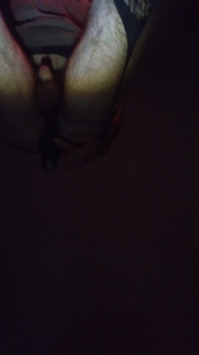 Saya meregangkan pantat berbulu saya dengan alat penggetar