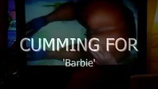 Сексуальная загорелая милфа-блондинка на высоких каблуках в любительском видео