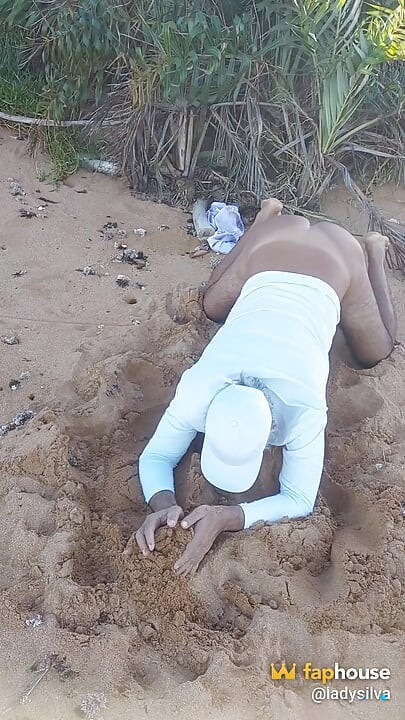 Naked Ladysilva na praia mostrando sua bunda bronzeada e gostosa