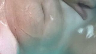 Hotwife404 在格鲁吉亚浴缸里用手指指交她的阴户