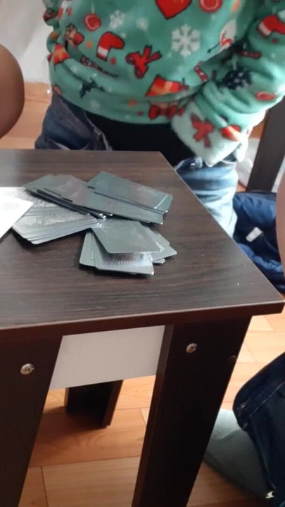 カードゲームが熱いレズビアンのスリーサムに変わった | クリップ 2