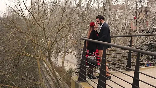 Cewek dengan rok polka dot dientot habis-habisan di hutan