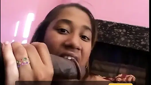 Adam amında dildoyla yarağını emmesine izin veriyor