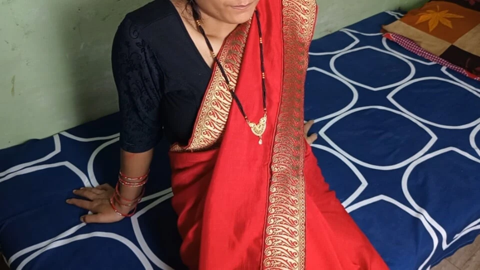 Une bhabhi sexy se fait baiser par son devar dans sa chambre et il fait un footjob très romantique.