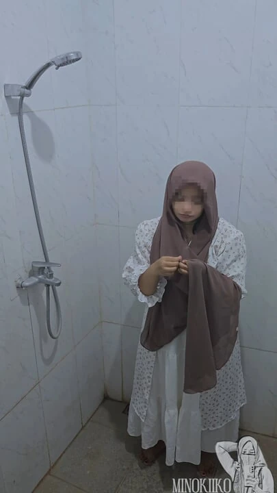 Hijab College Girl Take A Shower and Fucked by Landlord