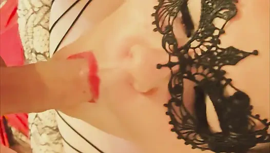 İri güzel kadın orta yaşlı seksi kadın maskeli anne sakso çekiyor ve sikiliyor