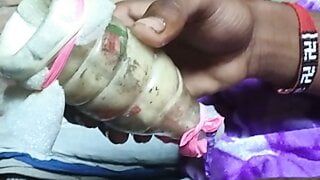 Ragazzo indiano con un giocattolo del sesso anale