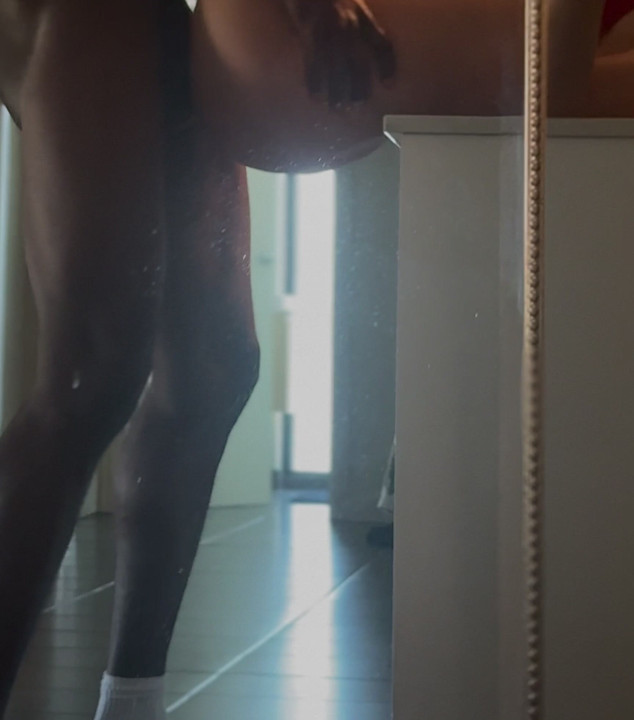 Baise devant le miroir de la cuisine