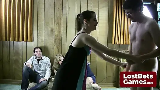 Siapkan dirimu untuk permainan Strip Noname yang liar dan panas